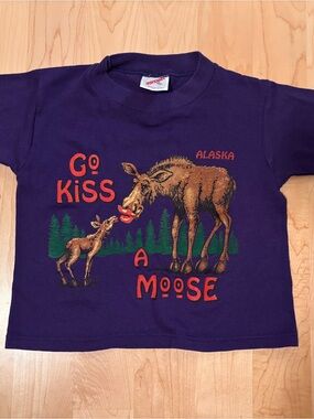 Vintage 'Go Kiss a Moose' Alaska Graphic Kids Tee Size XS 2-4